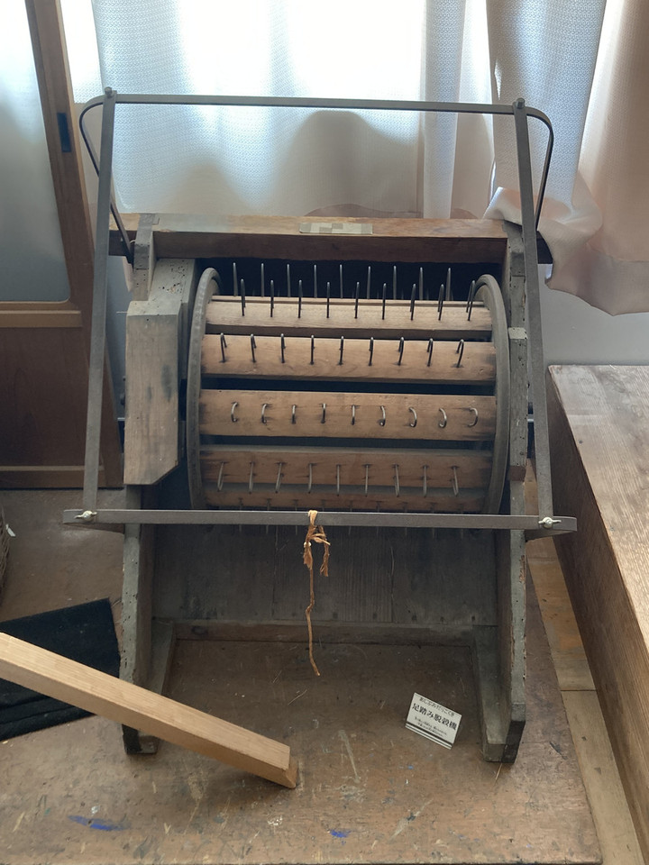 ここでも道草 : 古い民具：足踏み脱穀機 再び回転式除草機