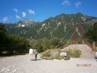 P8270041穂高と穂高に向かう橋